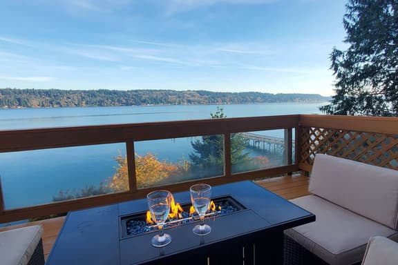 Waterfront + Mt Rainier Views | 4 Decks, Games - Image 1